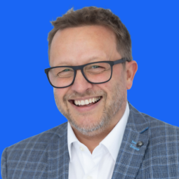 Headshot of Simon Elliott