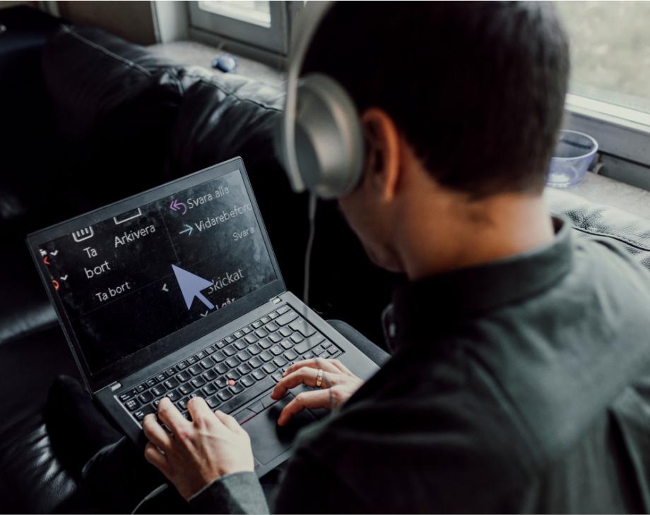 Man on laptop using a text enhancing screen reader